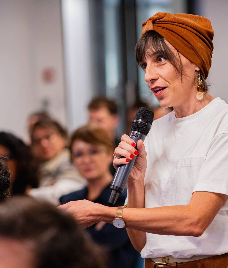 Une participante interpelle le panel, micro en main