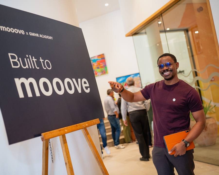 Un participant devant le panneau Built to mooove, à l'accueil