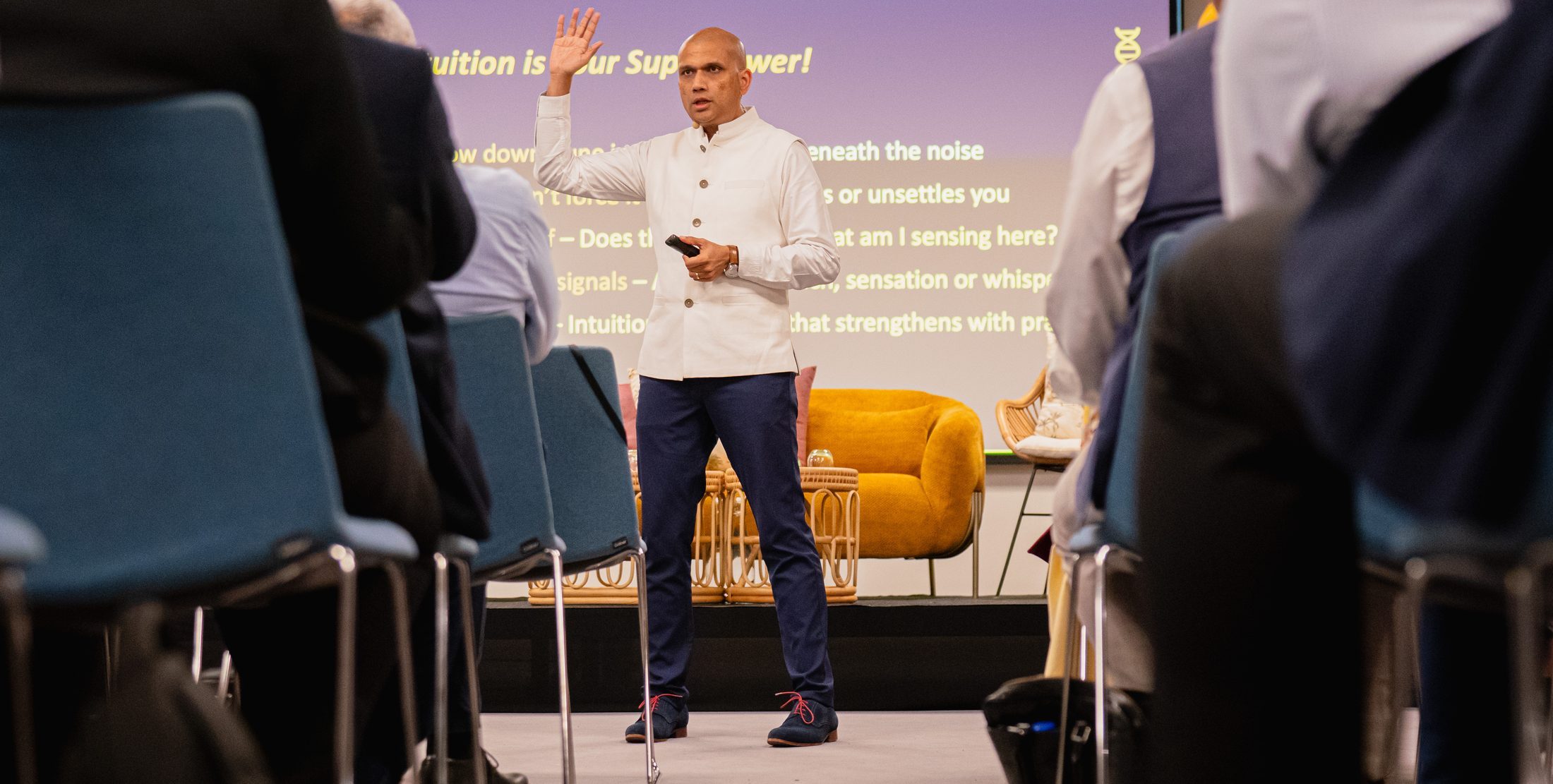 Manish Bundhun sur scène, devant sa slide sur l'intuition
