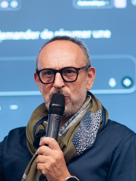 Jean-Michel Lavallard, micro en main