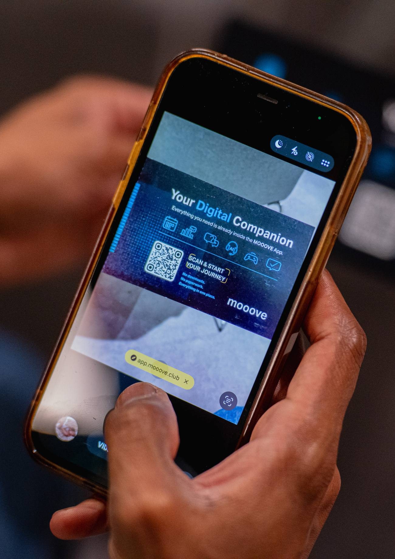 Un participant scanne le QR code de l'application MOOOVE sur son téléphone